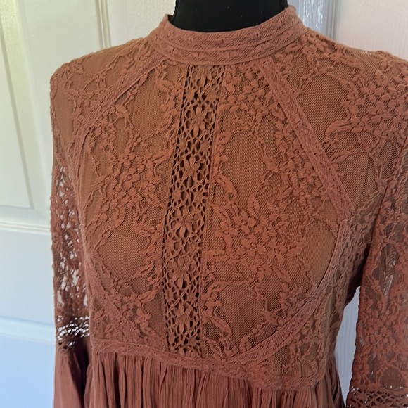 American Eagle boho babydoll blouse with bell sleeves and lace upper & sleeves - Picture 4 of 10